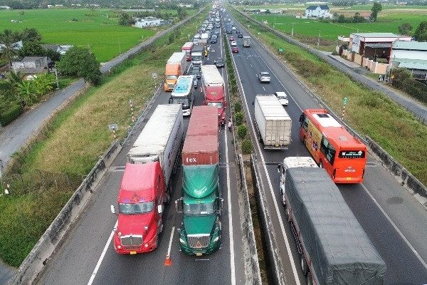 Liên tiếp xảy ra tai nạn, cao tốc TP.HCM - Trung Lương ùn tắc kéo dài