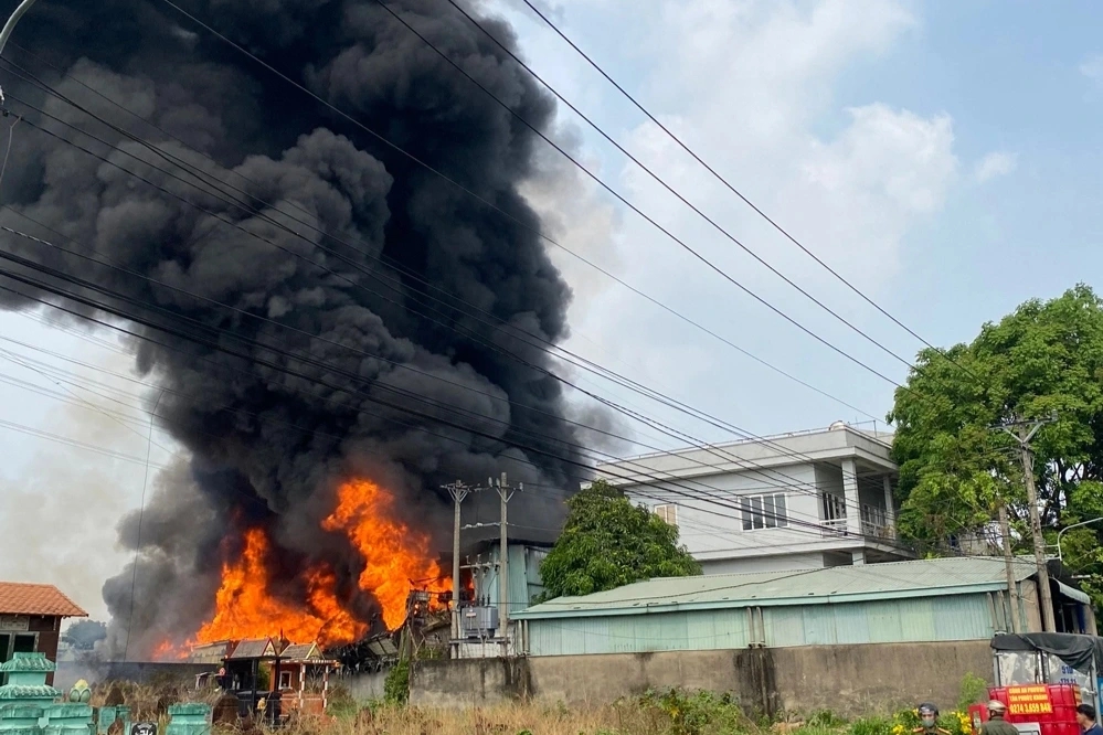 Cháy nghi ngút ở nhà xưởng công ty nệm mút tại Bình Dương
