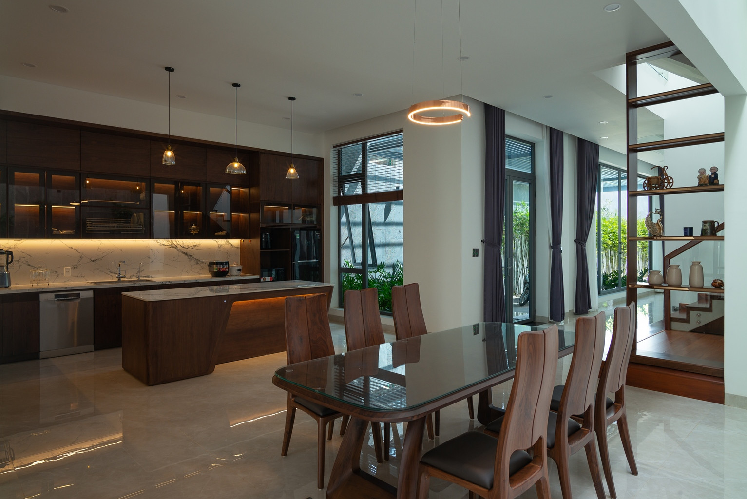Qua phòng khách là đến khu vực bếp - ăn của gia đình, với nội thất chủ yếu sử dụng gỗ tự nhiên và gỗ công nghiệp.