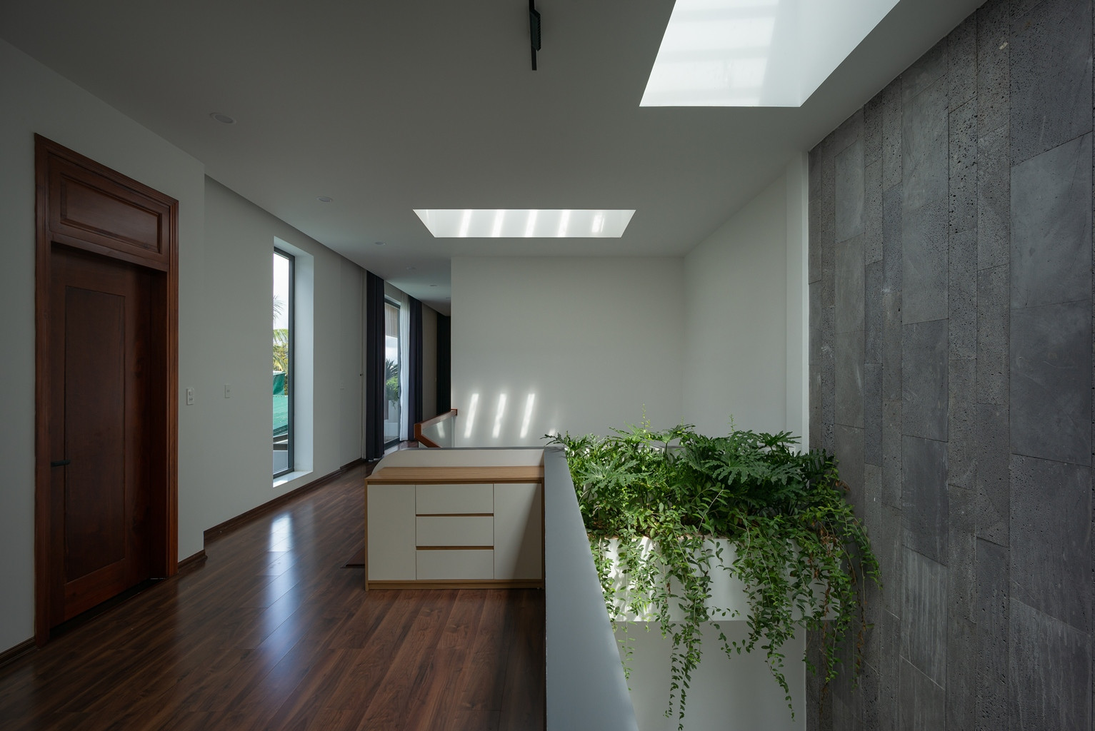 Giếng trời và cây xanh được bố trí ở các góc trong nhà để phòng nào cũng lấy sáng tự nhiên, giúp điều hòa không khí. 