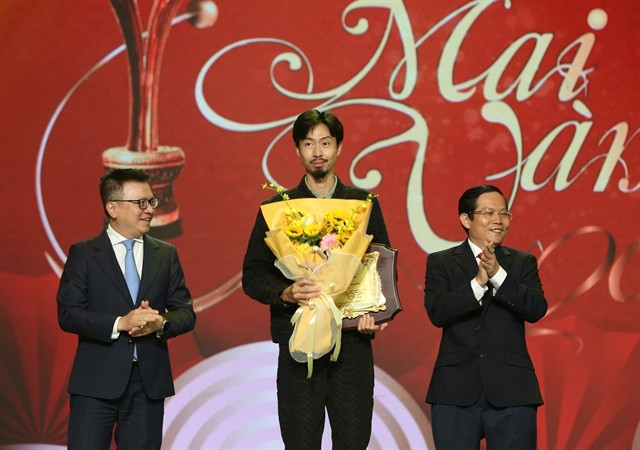 Rapper Den Vau wins two Mai Vang Awards