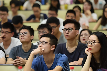 Sinh viên quá áp lực, nhiều đại học top đầu châu Á bỏ bảng điểm