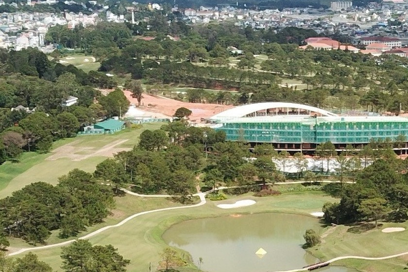 Hết hạn vẫn chưa tháo dỡ toà nhà golf Đồi Cù vi phạm, Lâm Đồng yêu cầu báo cáo