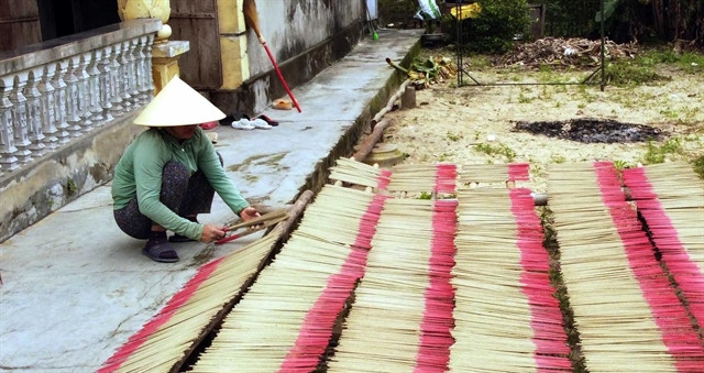 Centuries of tradition fill craft village with scent of incense in Tet season