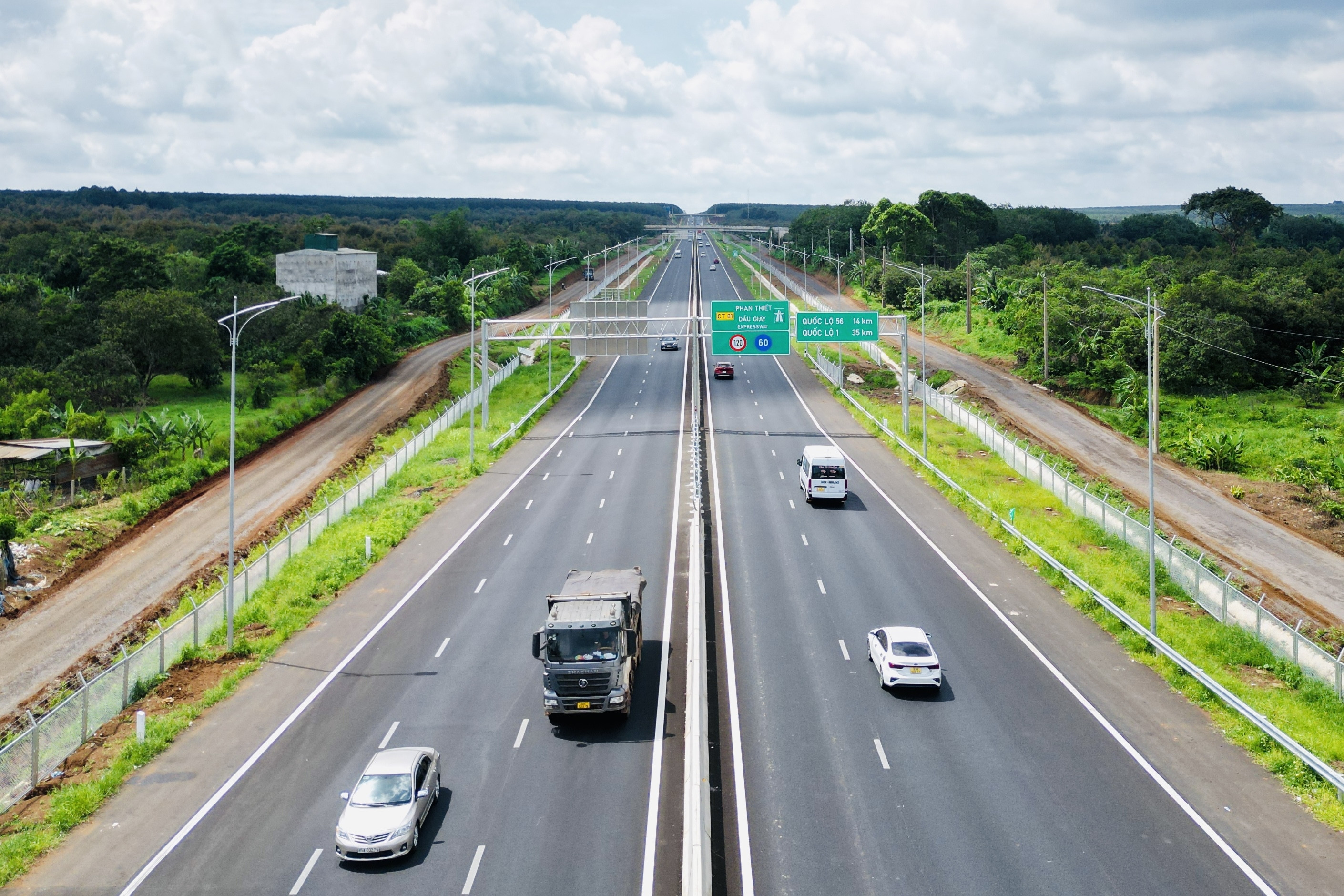 Còn 9 km đường gom dân sinh cao tốc Phan Thiết - Dầu Giây chưa làm xong