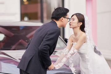 Diễn viên Ngọc Huyền vỡ oà khi chồng kém tuổi tặng xe hơi trong lễ cưới