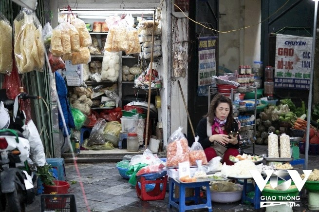 festive tet atmosphere prevails on every corner of capital picture 4