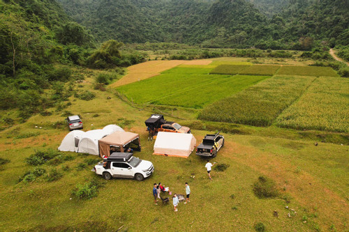 Hang động xuyên núi cách Hà Nội 170km, du khách đổ về cắm trại đổi gió cuối tuần