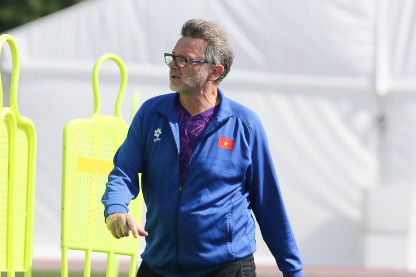 HLV Troussier khích lệ tuyển Việt Nam chơi cống hiến trước Iraq