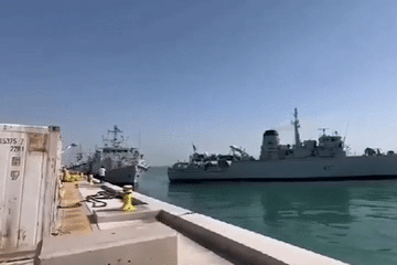 Khoảnh khắc hai tàu chiến Anh va chạm ngoài khơi Bahrain