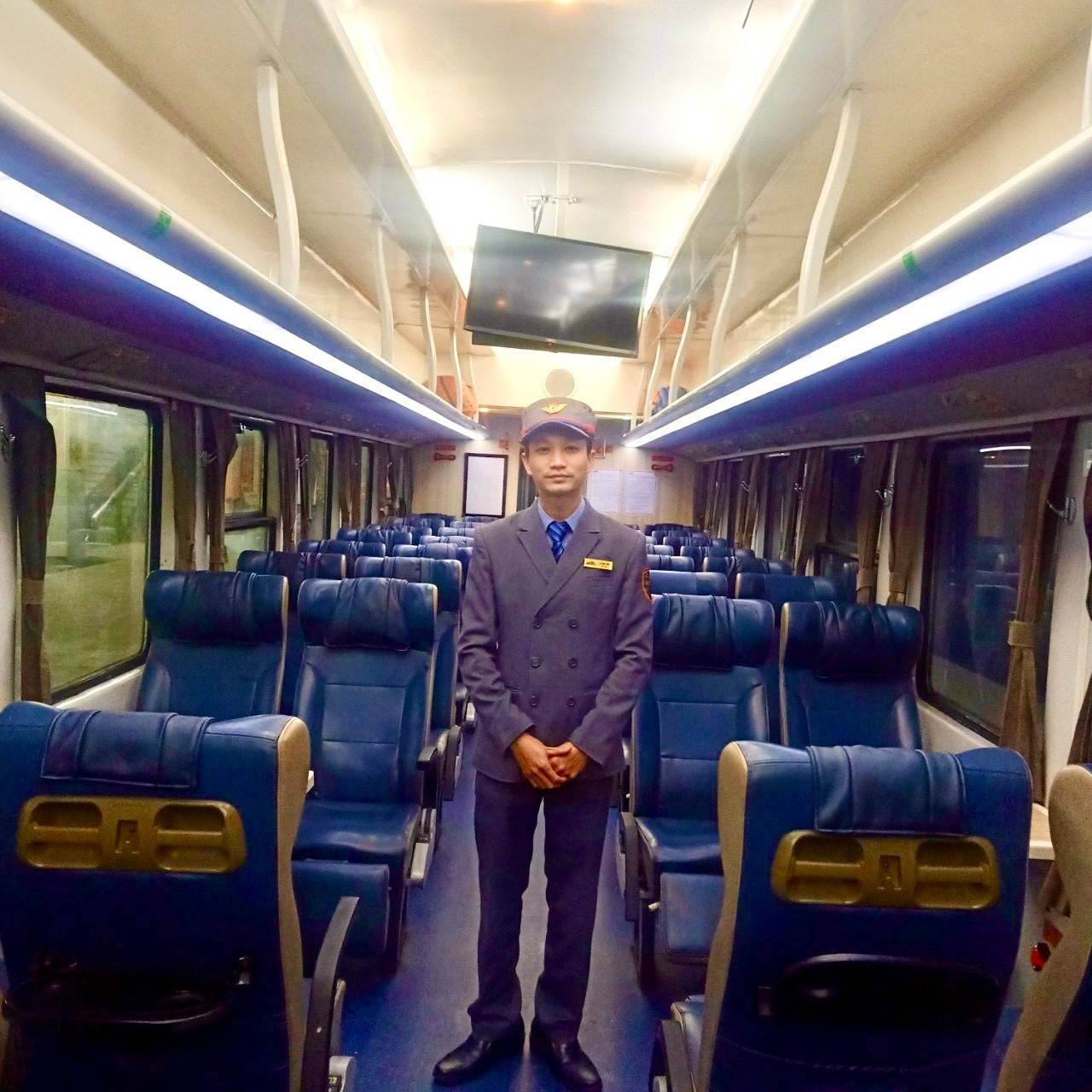 tiep vien duong sat 9.jpg