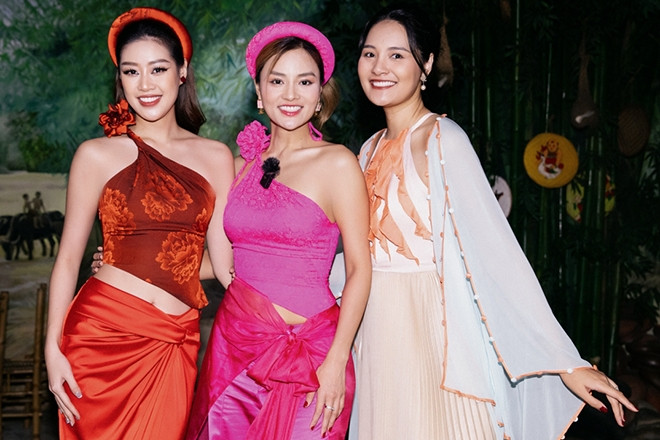Vũ Thu Phương cùng dàn hoa hậu, á hậu trẩy hội xuân