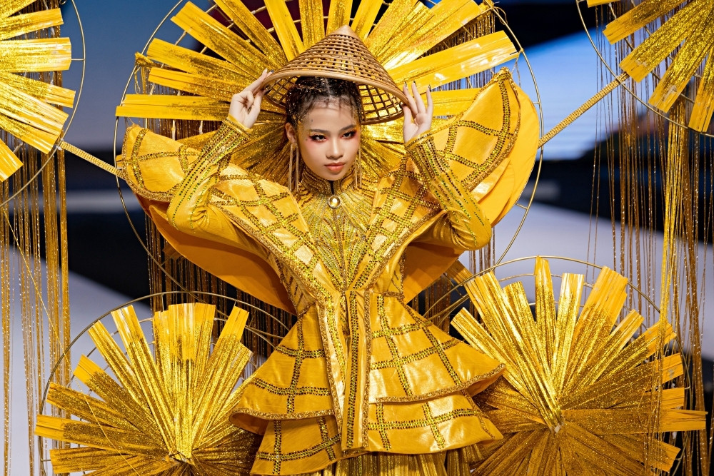 Bảo Hà diện trang phục nặng 15kg, sải bước cùng Trương Ngọc Ánh, H'hen Niê