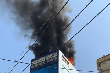 Cháy công ty trang sức ở TP.HCM, hàng chục người tháo chạy