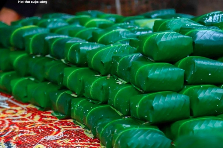 Chung cake making village in Hanoi hustles ahead of Tet