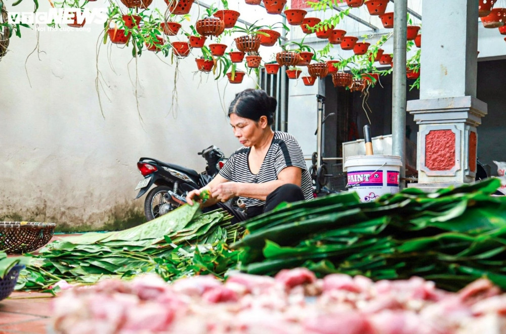 chung cake making village in hanoi hustles ahead of tet picture 3