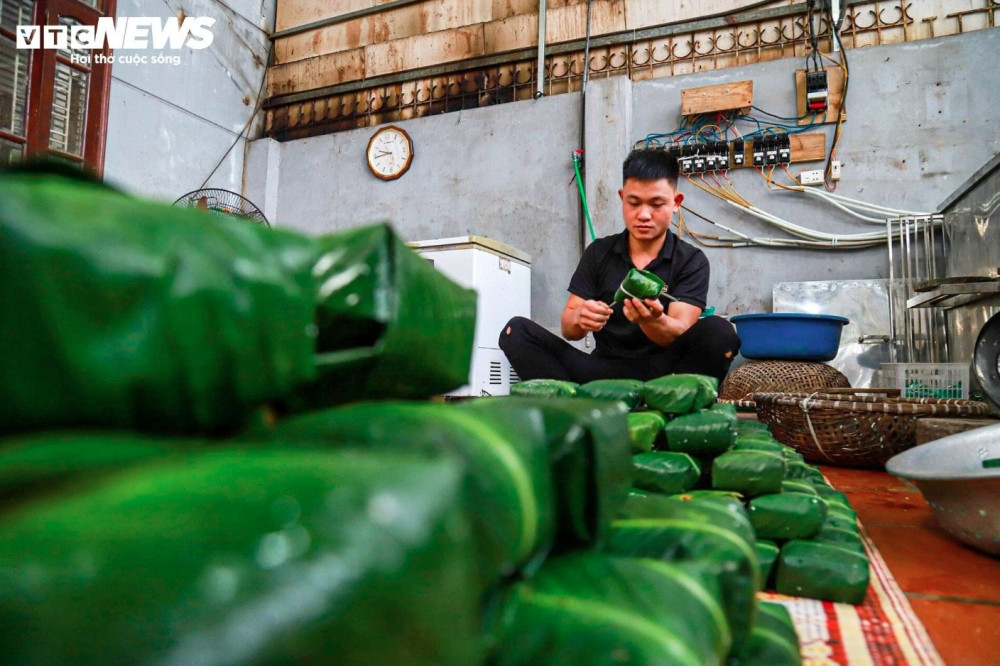 chung cake making village in hanoi hustles ahead of tet picture 9