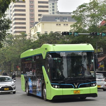 Clean energy vehicles to replace diesel buses in Hanoi