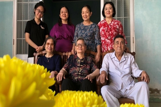 Cụ ông U100 nổi tiếng chiều vợ, đêm xếp gối cho bà nằm xem bóng đá