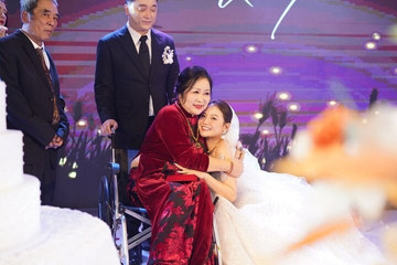 Mẹ ca sĩ Yanbi đi xe lăn lên lễ đường trao sính lễ cho con dâu