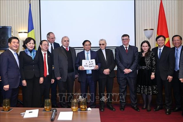 Prime Minister receives representatives of Romanian friendship organisations with Vietnam hinh anh 1