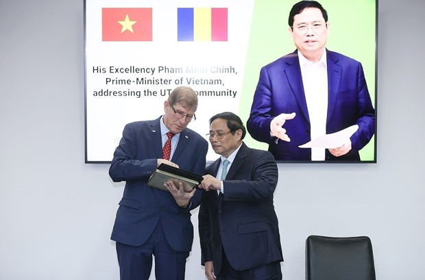 PM visits Technical University of Civil Engineering of Bucharest hinh anh 1