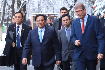 Thủ tướng Phạm Minh Chính thăm lại trường cũ tại Romania