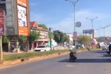 Xử lý người đàn ông chạy xe máy 'làm xiếc' trước cổng trường đại học
