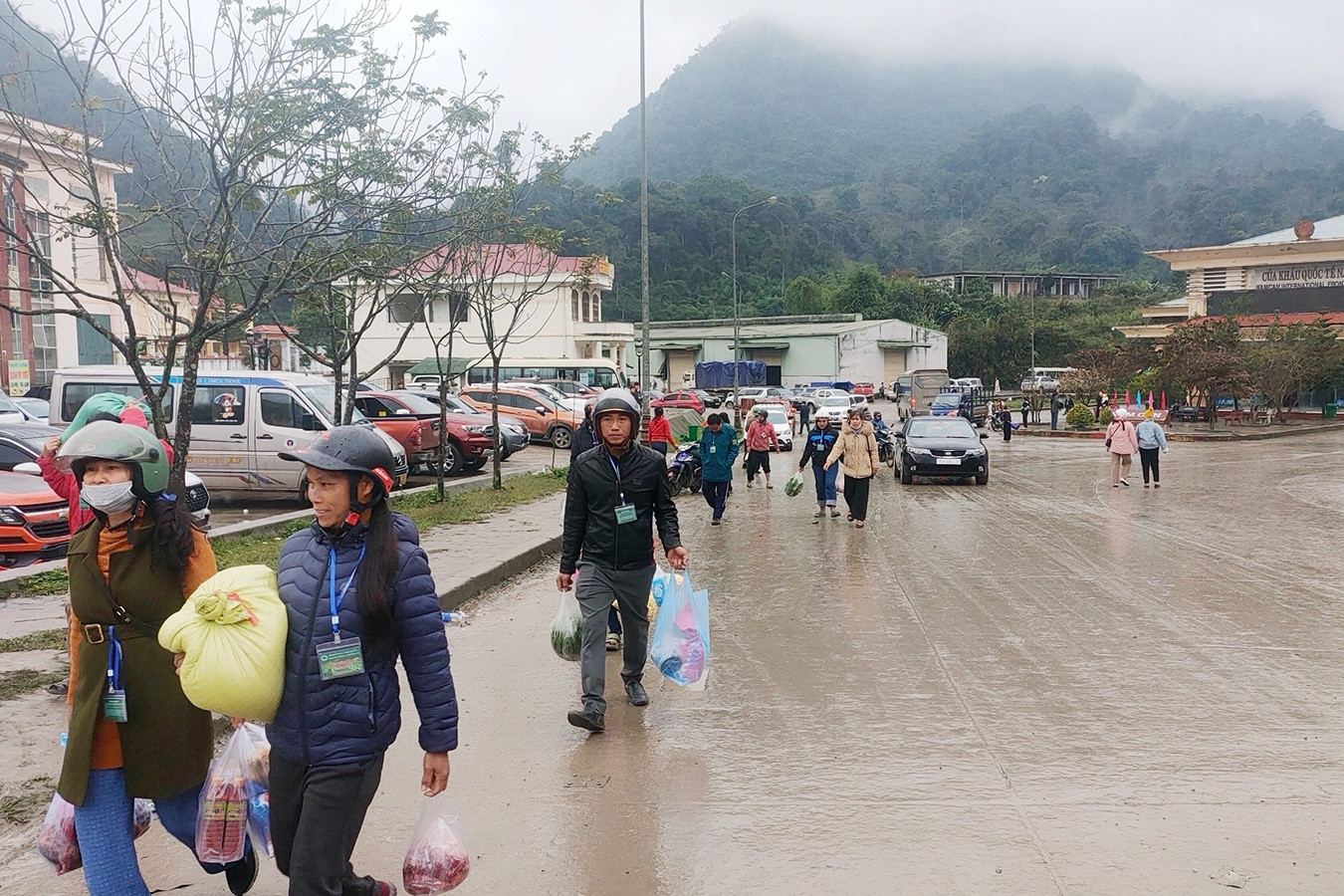 Chợ phiên biên giới Việt - Lào, nghìn người tham dự không cần hộ chiếu