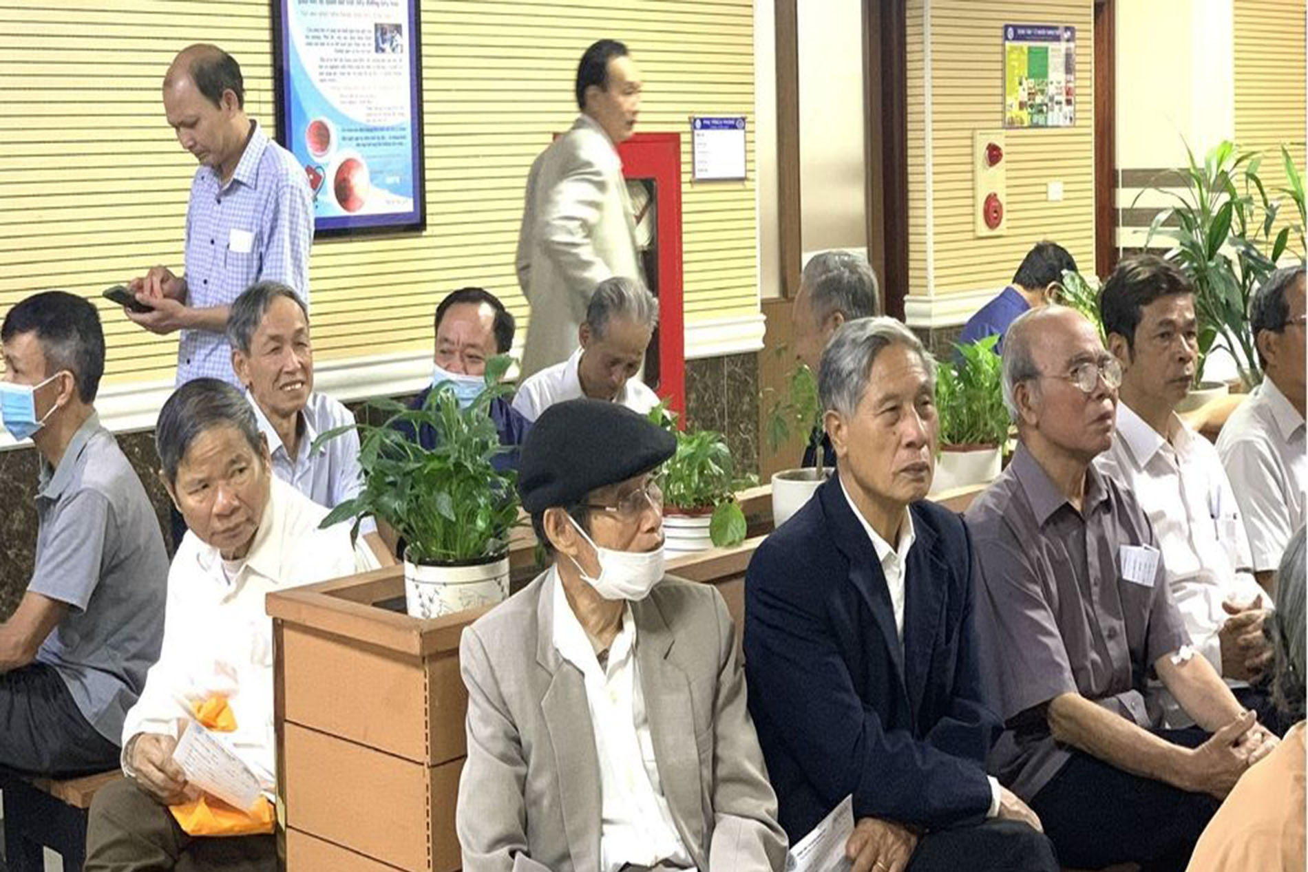 Để người cao tuổi được tiếp cận và thụ hưởng các dịch vụ đông y