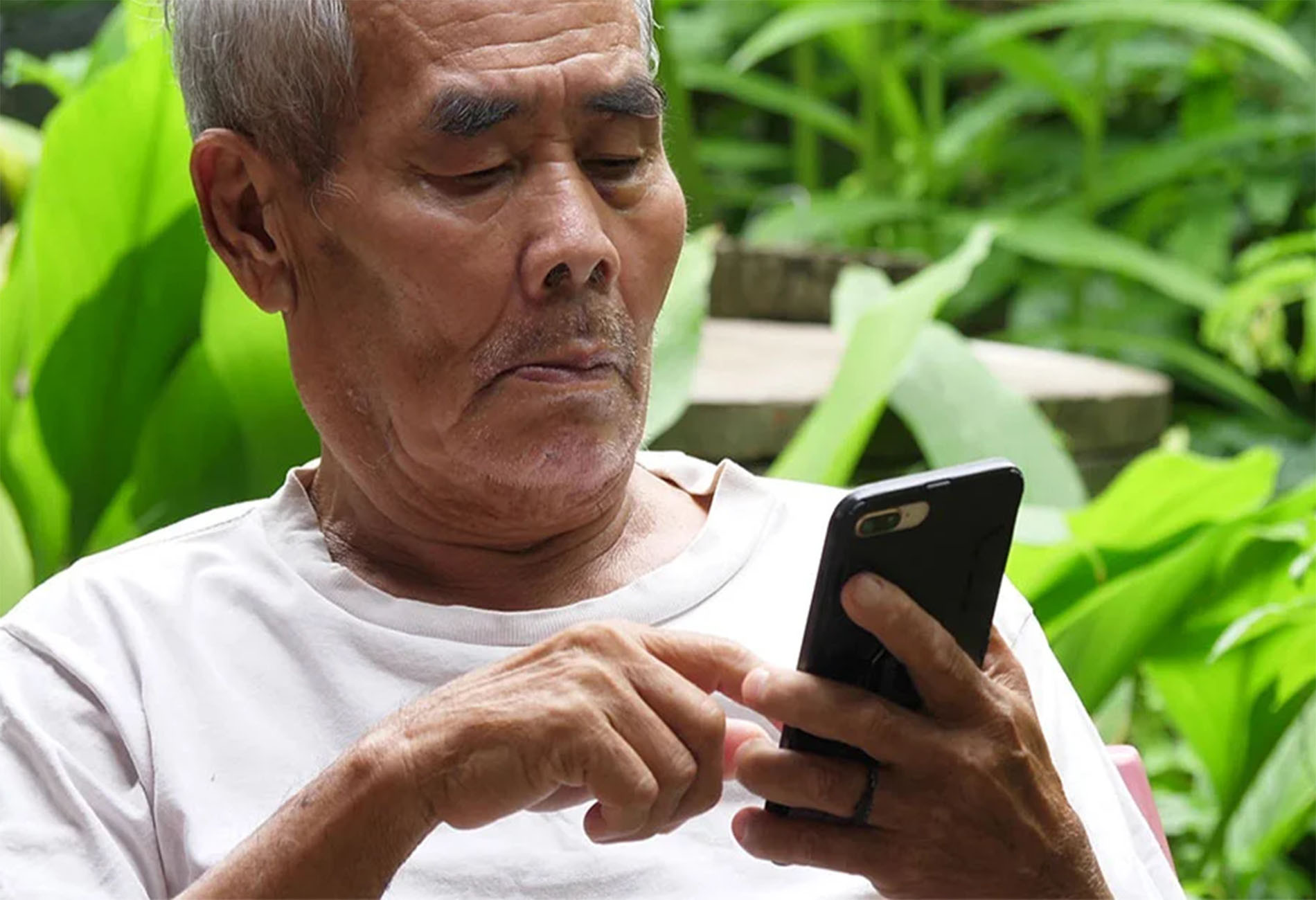 dien thoai nguoi gia.jpg