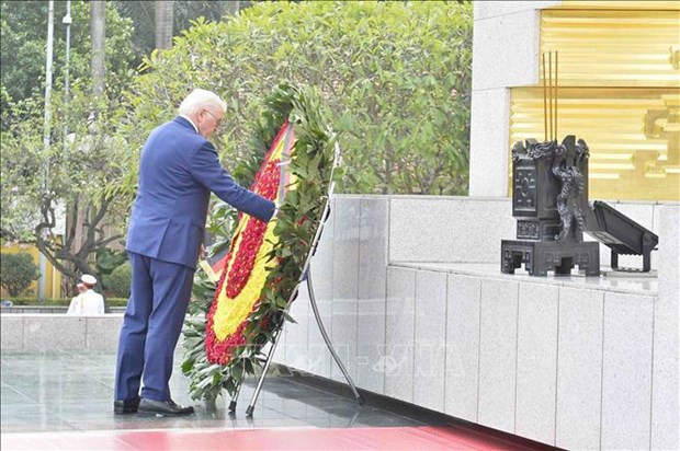 German President explores Temple of Literature in Hanoi hinh anh 2