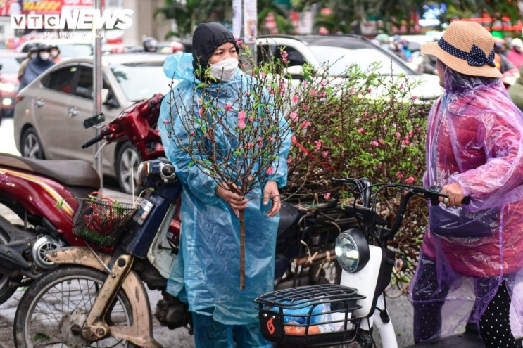 Hanoians bundle up as capital endures coldest period this winter