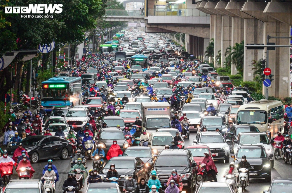 hanoians bundle up as capital endures coldest period this winter picture 1