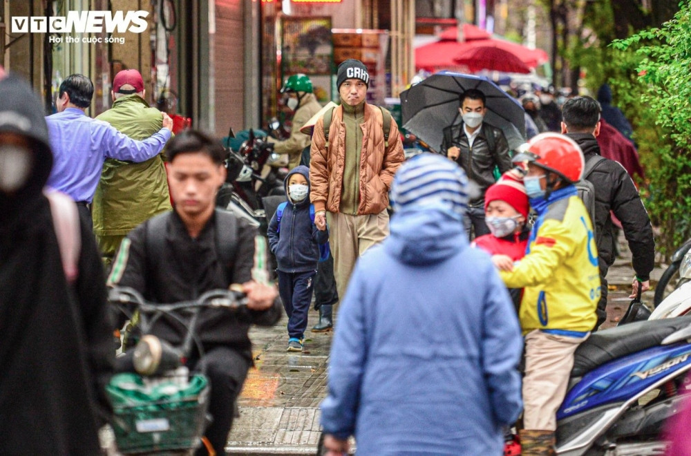 hanoians bundle up as capital endures coldest period this winter picture 3