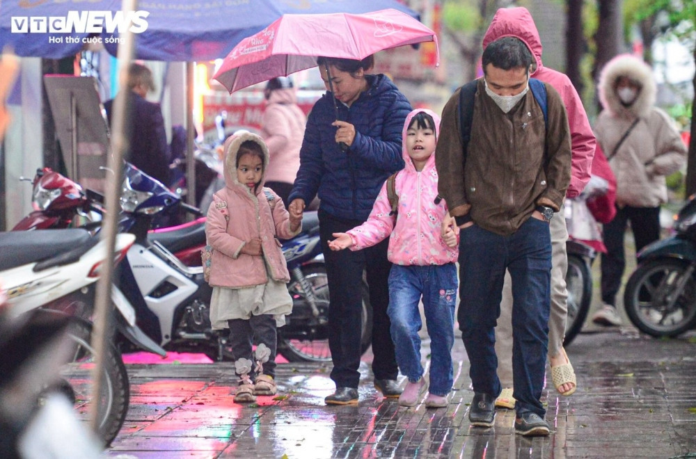 hanoians bundle up as capital endures coldest period this winter picture 4