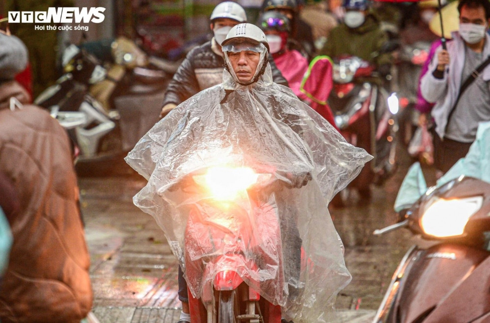 hanoians bundle up as capital endures coldest period this winter picture 5