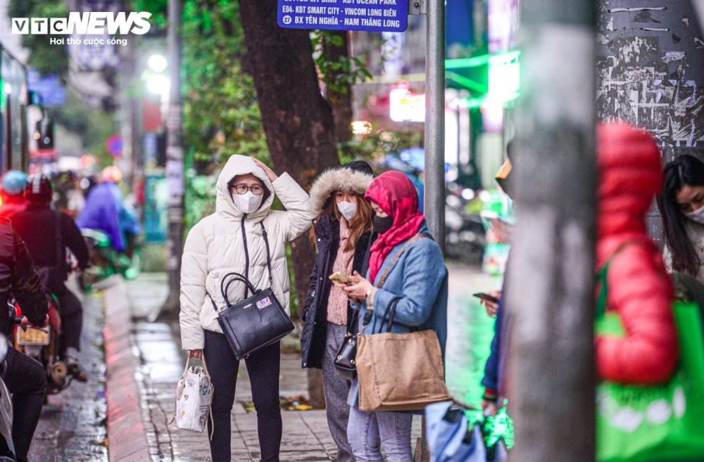 hanoians bundle up as capital endures coldest period this winter picture 6