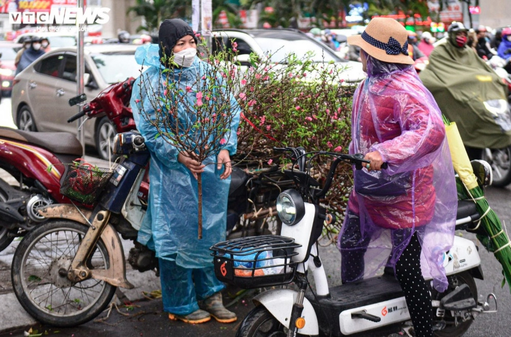 hanoians bundle up as capital endures coldest period this winter picture 7