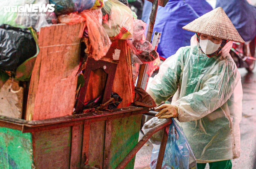 hanoians bundle up as capital endures coldest period this winter picture 8