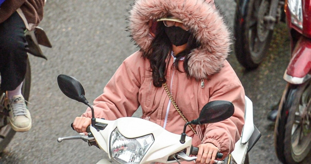 hanoians bundle up as capital endures coldest period this winter picture 9