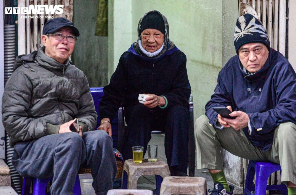 hanoians bundle up as capital endures coldest period this winter picture 10