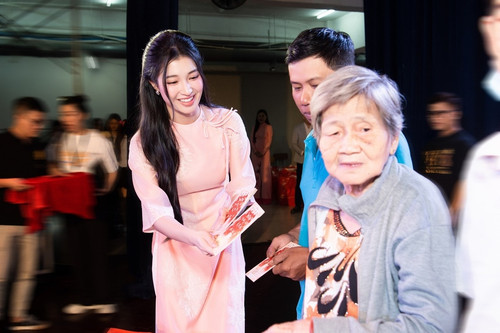 Hơn 10 Hoa hậu, Á hậu xuất hiện giản dị, trao quà cho trẻ mồ côi đón Tết