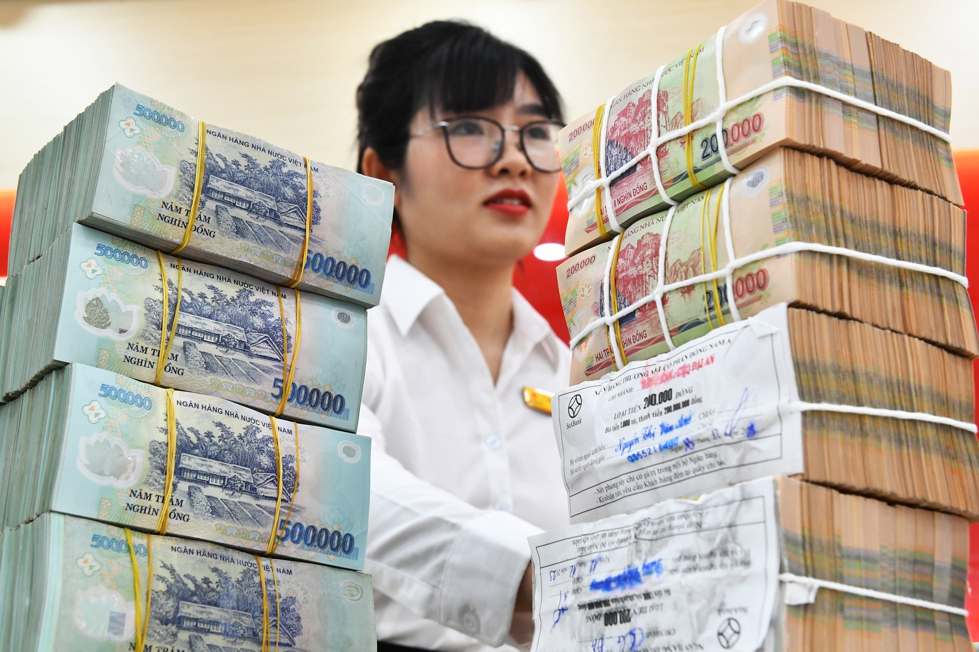 Lãi suất ngân hàng hôm nay 23/1/2024: Thêm loạt nhà băng 'đua' hạ lãi suất