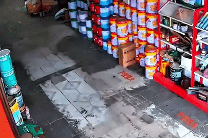 Lốp xe tải văng ra ngoài, bốc cháy rồi lăn vào cửa hàng sơn