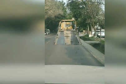 Mải ngắm cảnh, tài xế lao thẳng ô tô lên thùng xe cứu hộ