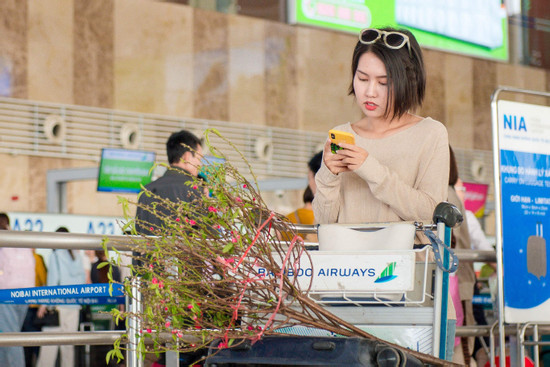 Những chặng vé máy bay Tết ‘căng như dây đàn’, khách tìm cách bay vòng