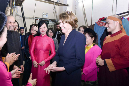 Phu nhân Chủ tịch nước Việt Nam và phu nhân Tổng thống Đức xem múa rối nước