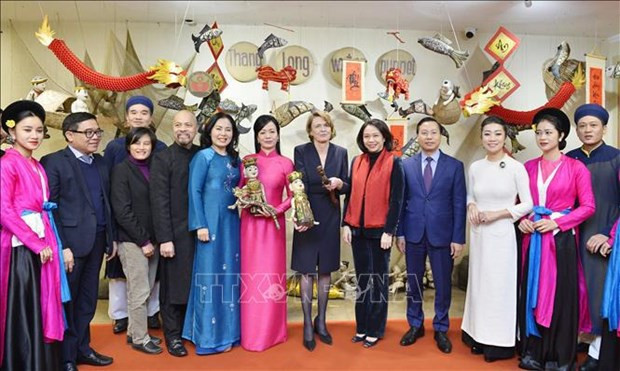 Spouses of Vietnamese, German Presidents captivated by water puppetry hinh anh 1