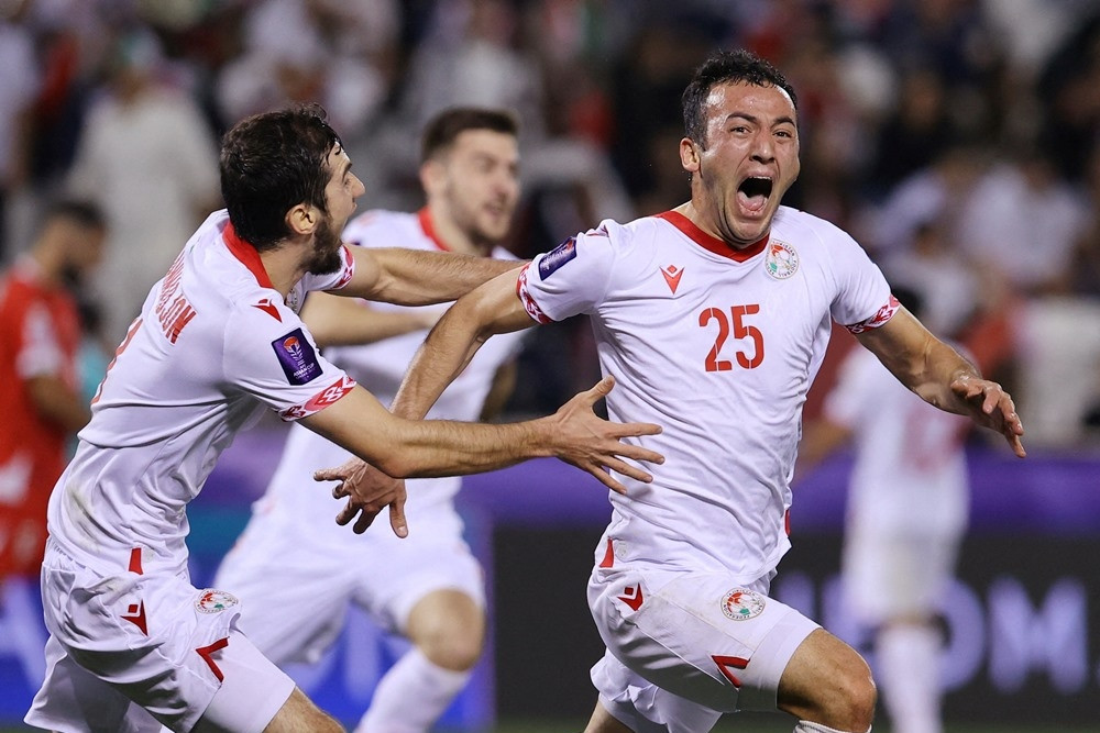 Tajikistan thắng ngược phút 92, lấy vé vòng 1/8 Asian Cup